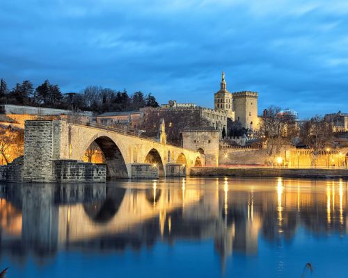 De Pont d'Avignon uit de 12e eeuw - passage over de Rhône 